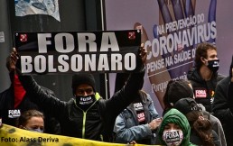 Pessoas segurando cartazes pedindo o fora Bolsonaro